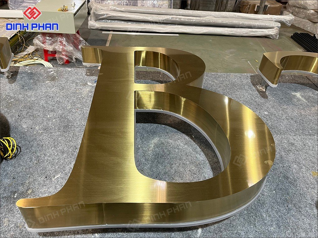 Làm bảng hiệu chữ inox Xước(1)