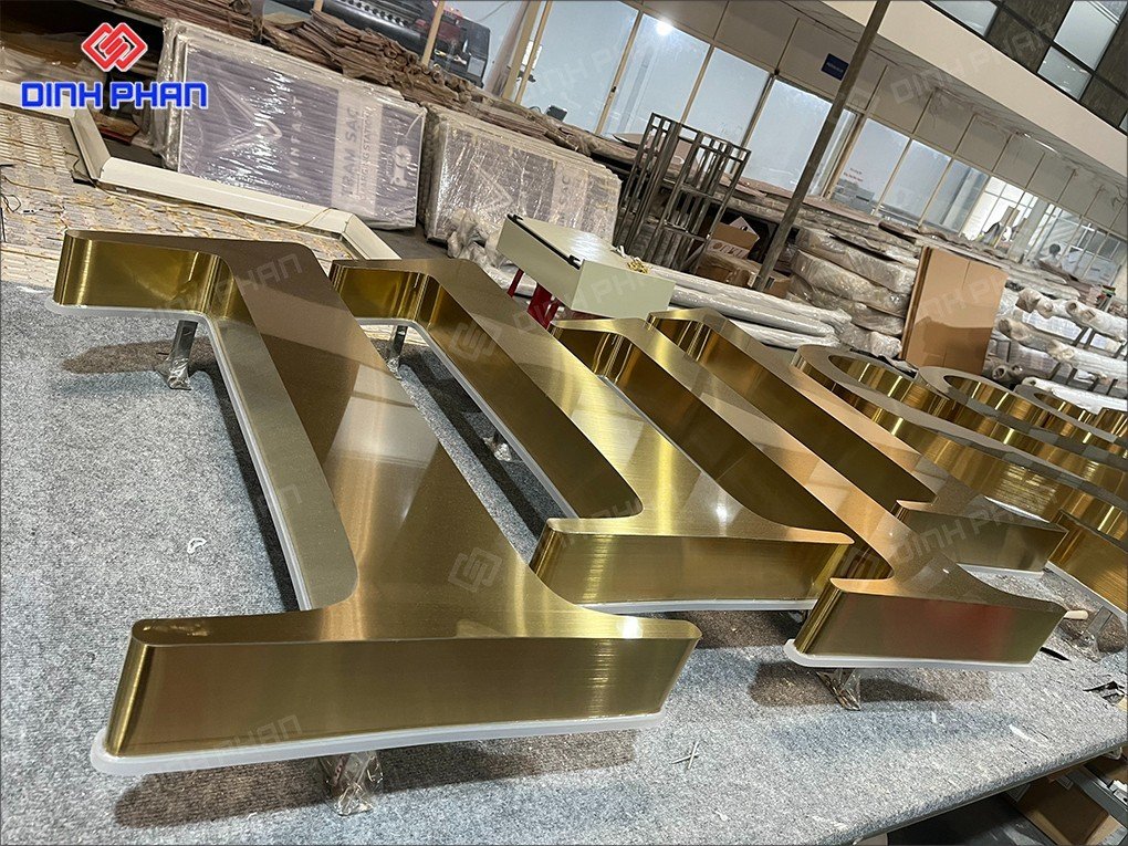 Làm bảng hiệu chữ inox Xước(2)