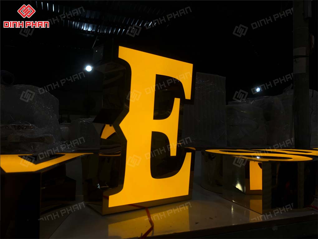 Làm bảng hiệu chữ inox chữ sáng
