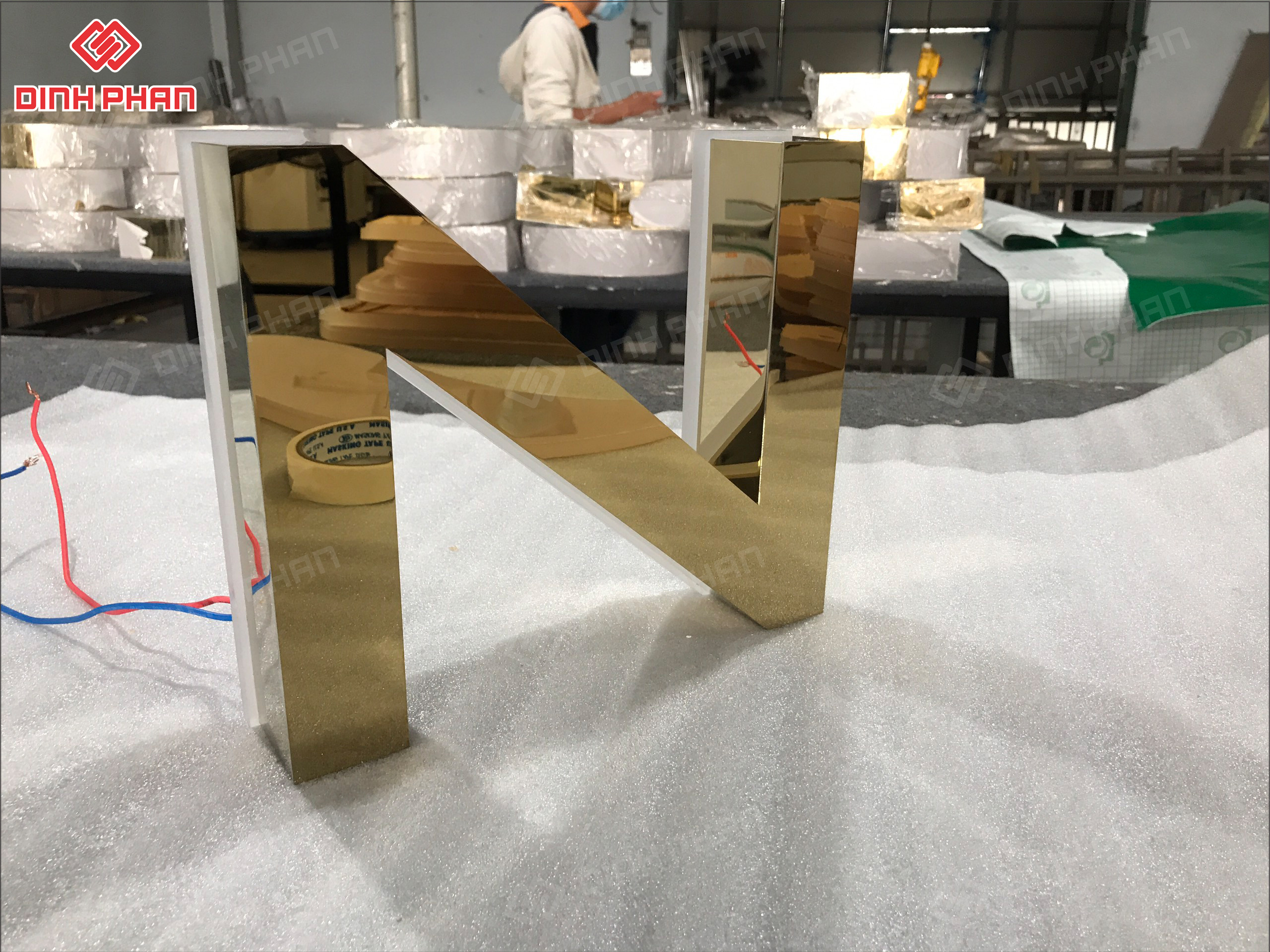 Làm bảng hiệu chữ inox đang thy công hoàn chỉnh