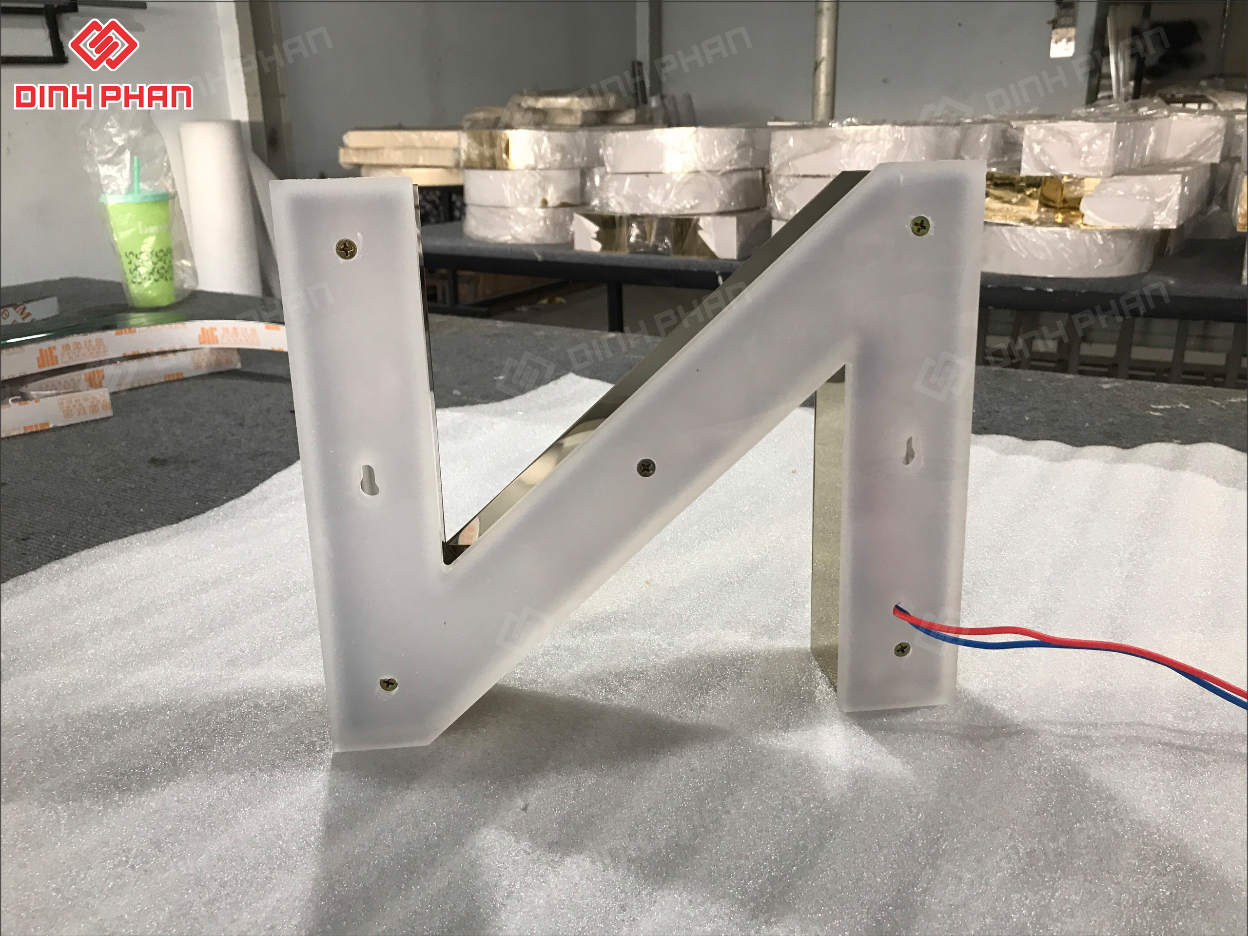 Làm bảng hiệu chữ inox đang thy công lắp đèn