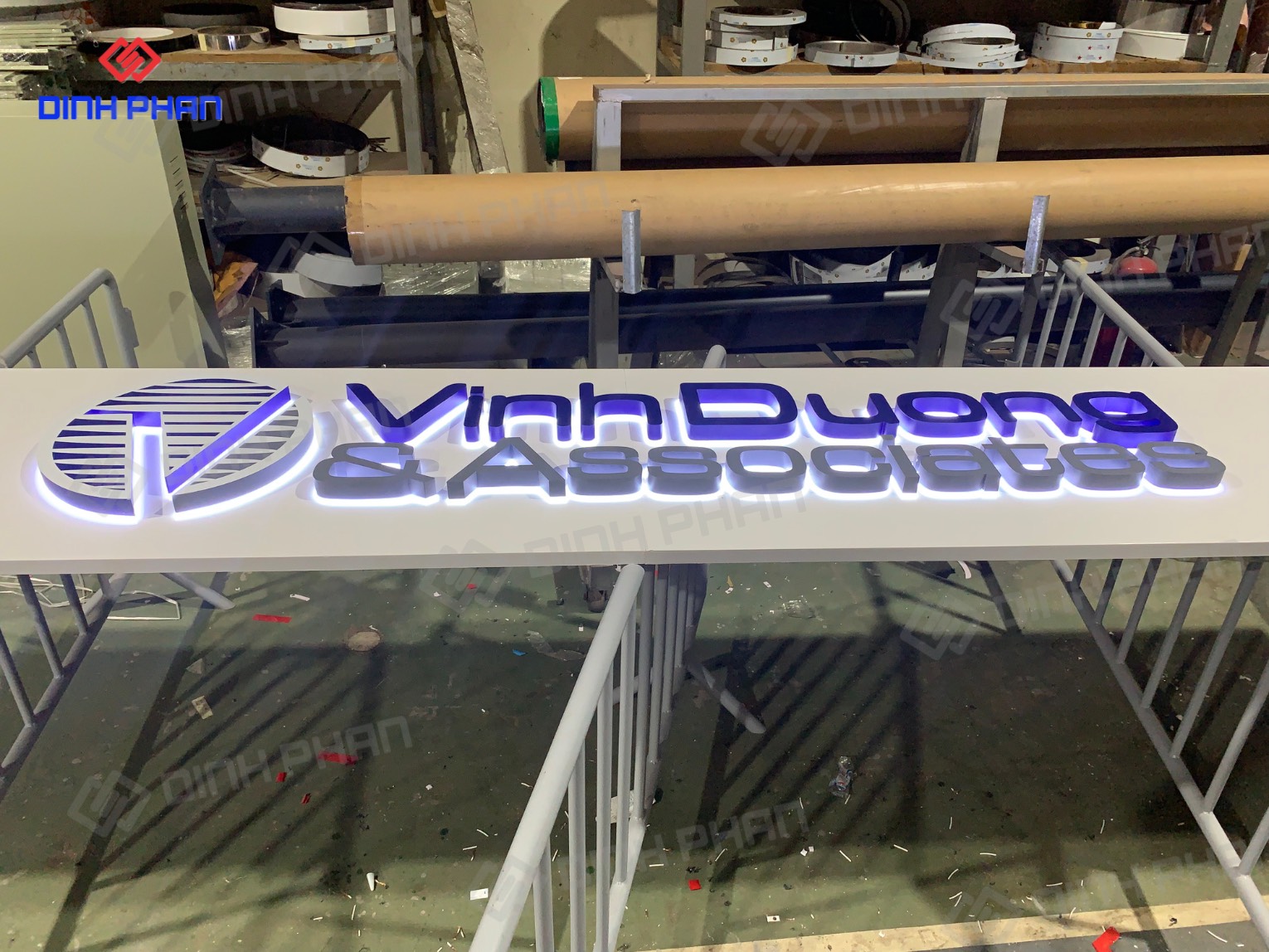 Làm bảng hiệu chữ Vinh Dương & Associatee(1)