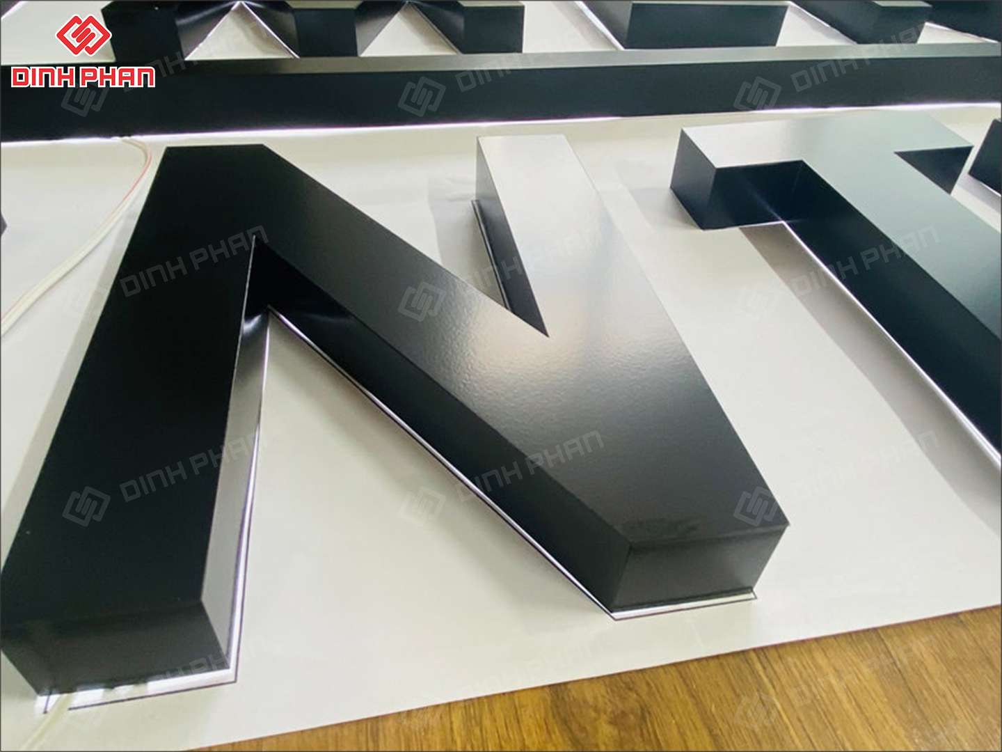 Làm bảng hiệu chữ màu đen