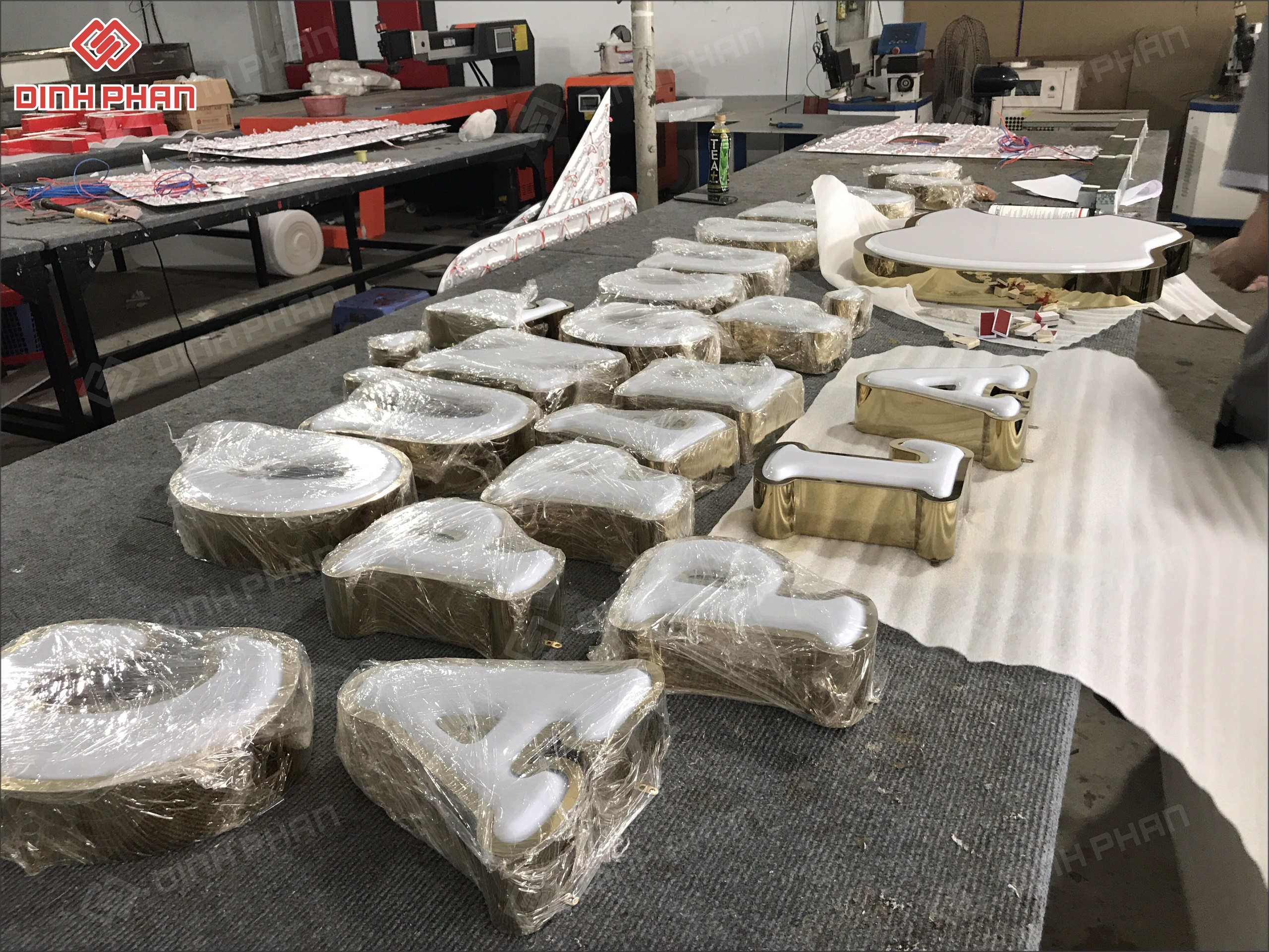 Làm bảng hiệu chữ inox chữ màu trắng