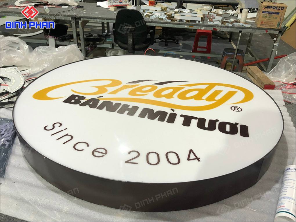 Hộp đèn tiệm bánh mì