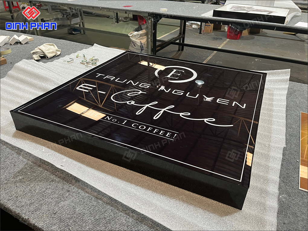 Hộp đèn cà phê Trung Nguyên