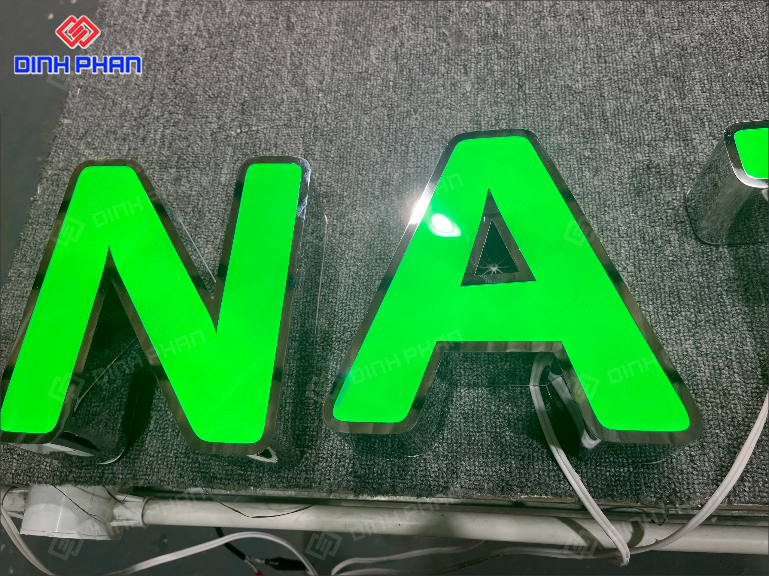 Đang thi công làm Chữ Inox đã lắp đèn