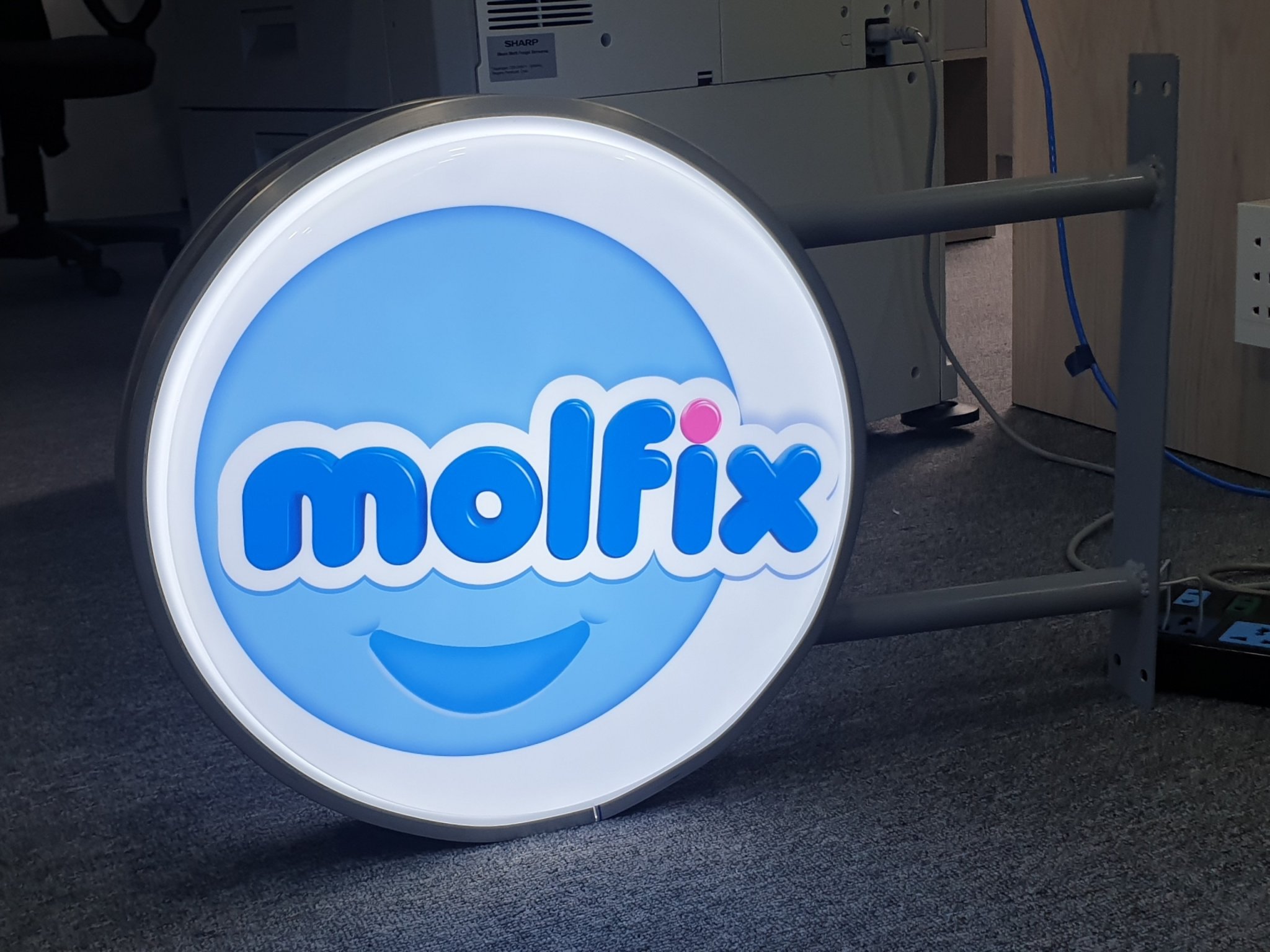 làm bảng hiệu hộp đèn bmt