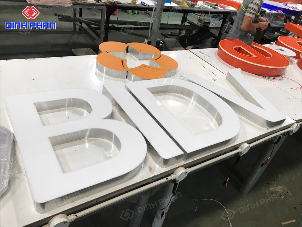 Làm chữ nhôm hắt sáng chân ở Đắk Lắk