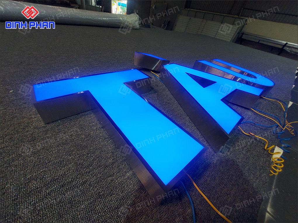 Chữ Inox Trắng Xước đèn xanh Buôn Ma Thuột